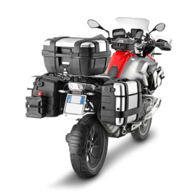 Valigia nera 46 Lt con finitura in alluminio anodizzato dotata di sportello di apertura superiore.