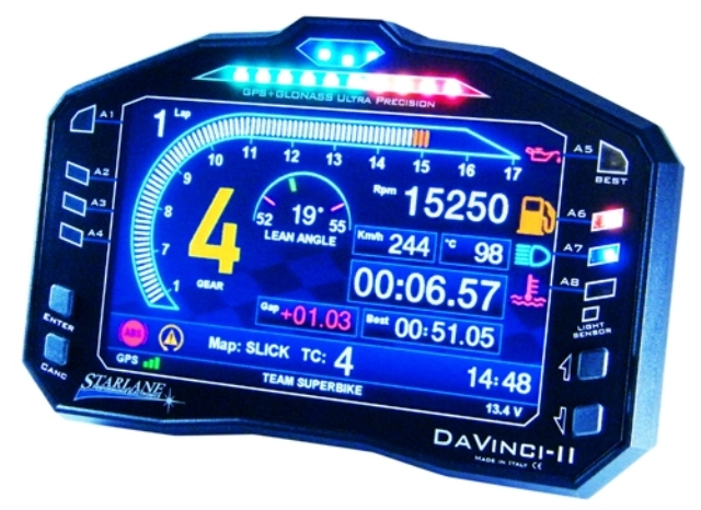 Cruscotto Digitale Universale Multifunzione con GPS integrato. SENZA CABLAGGIO (funziona solo se abbinato a plug kit opzionali).